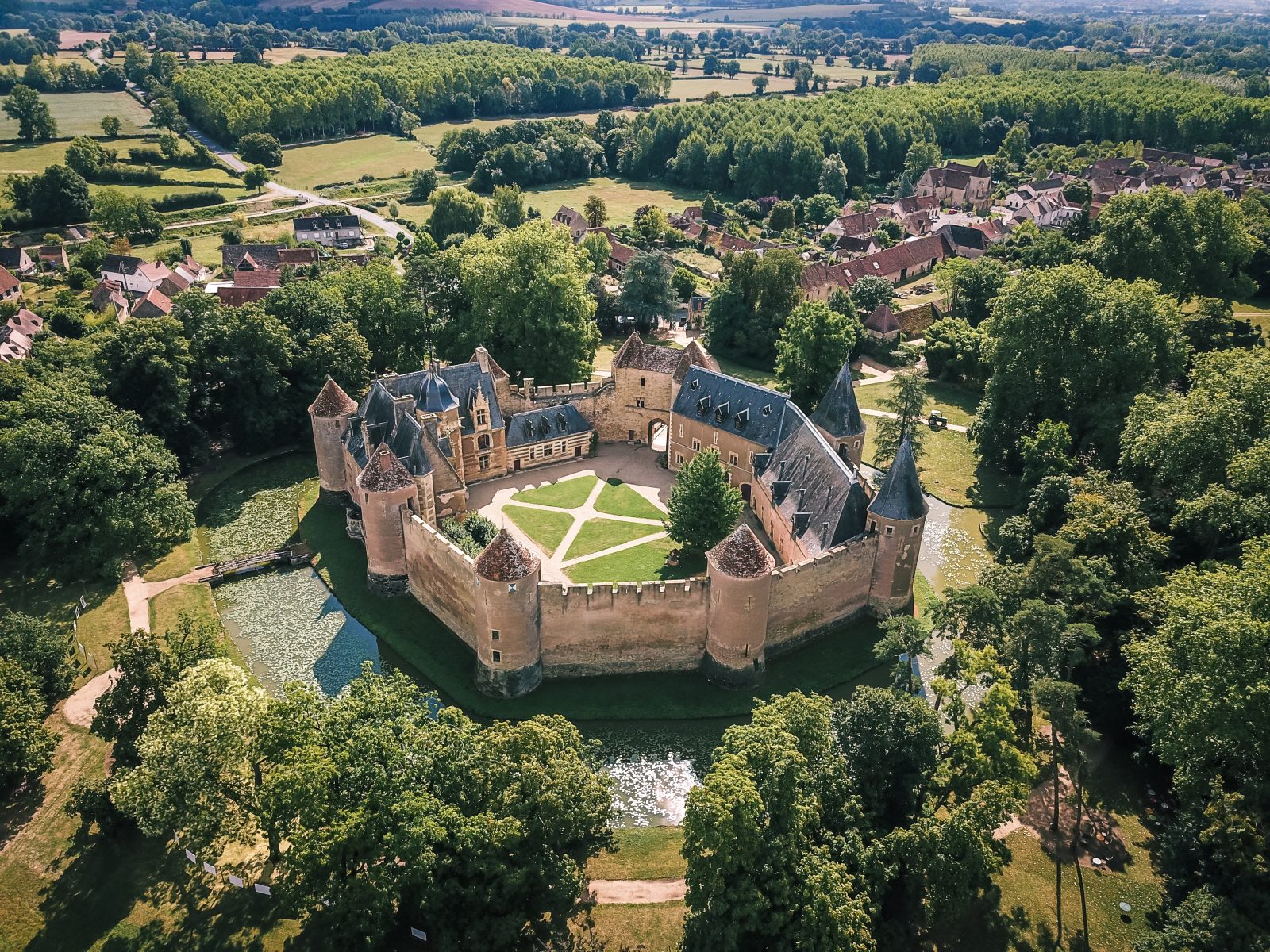 Château d'Ainay-le-Vieil @ Ad2T