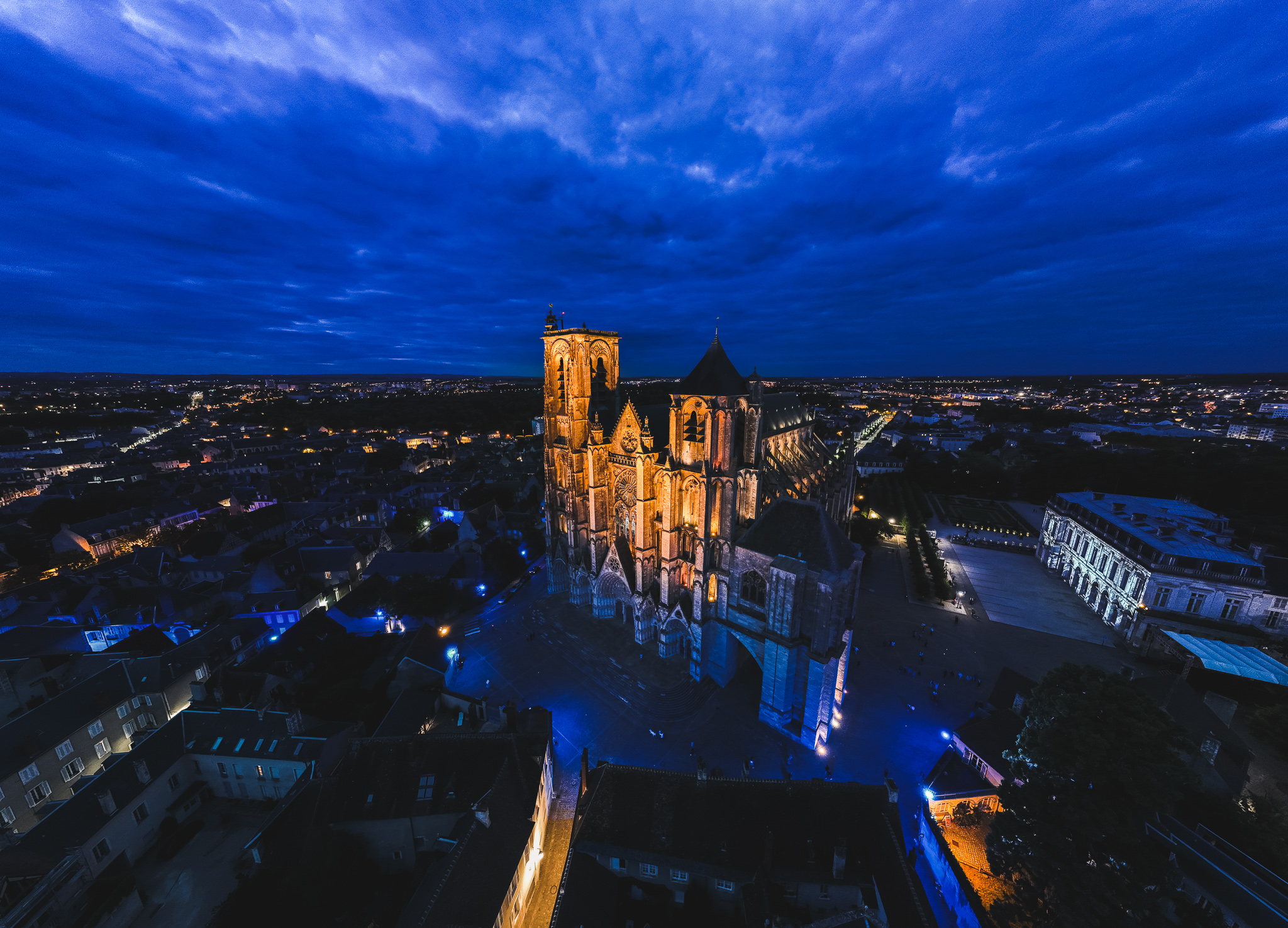 La Cathédrale de Bourges vue de nuit© Ad2T