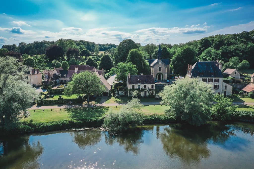 Le village d'Apremont-sur-allier traversé par la rivière de l'Allier