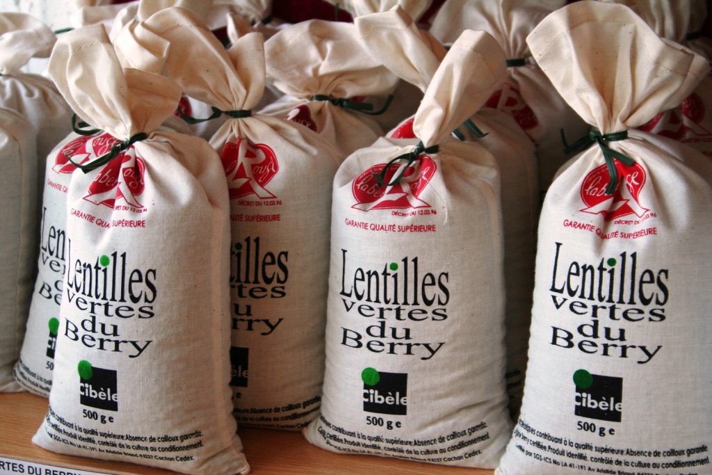 Plusieurs sacs de lentilles vertes du Berry