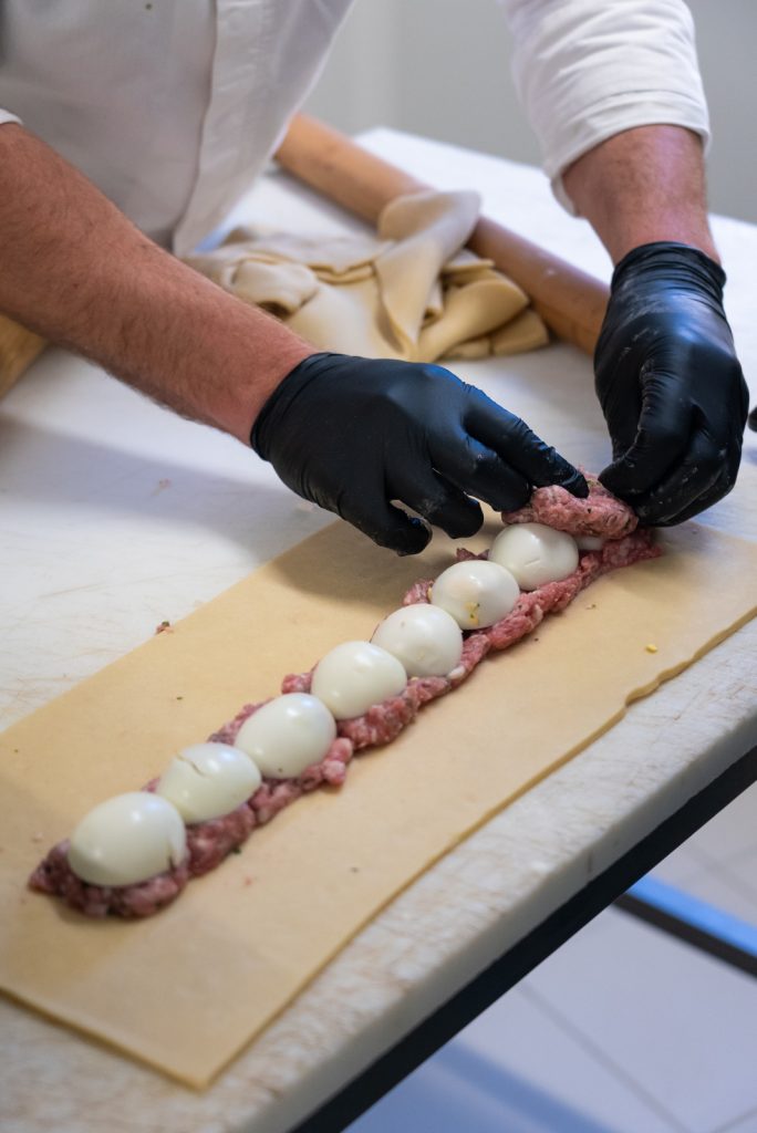 Assemblage du pâté de Pâques © Les Coflocs