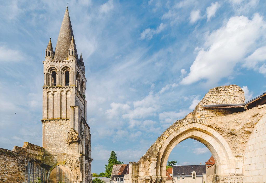 Clocher et vestiges de l'abbaye - ©Lezbroz