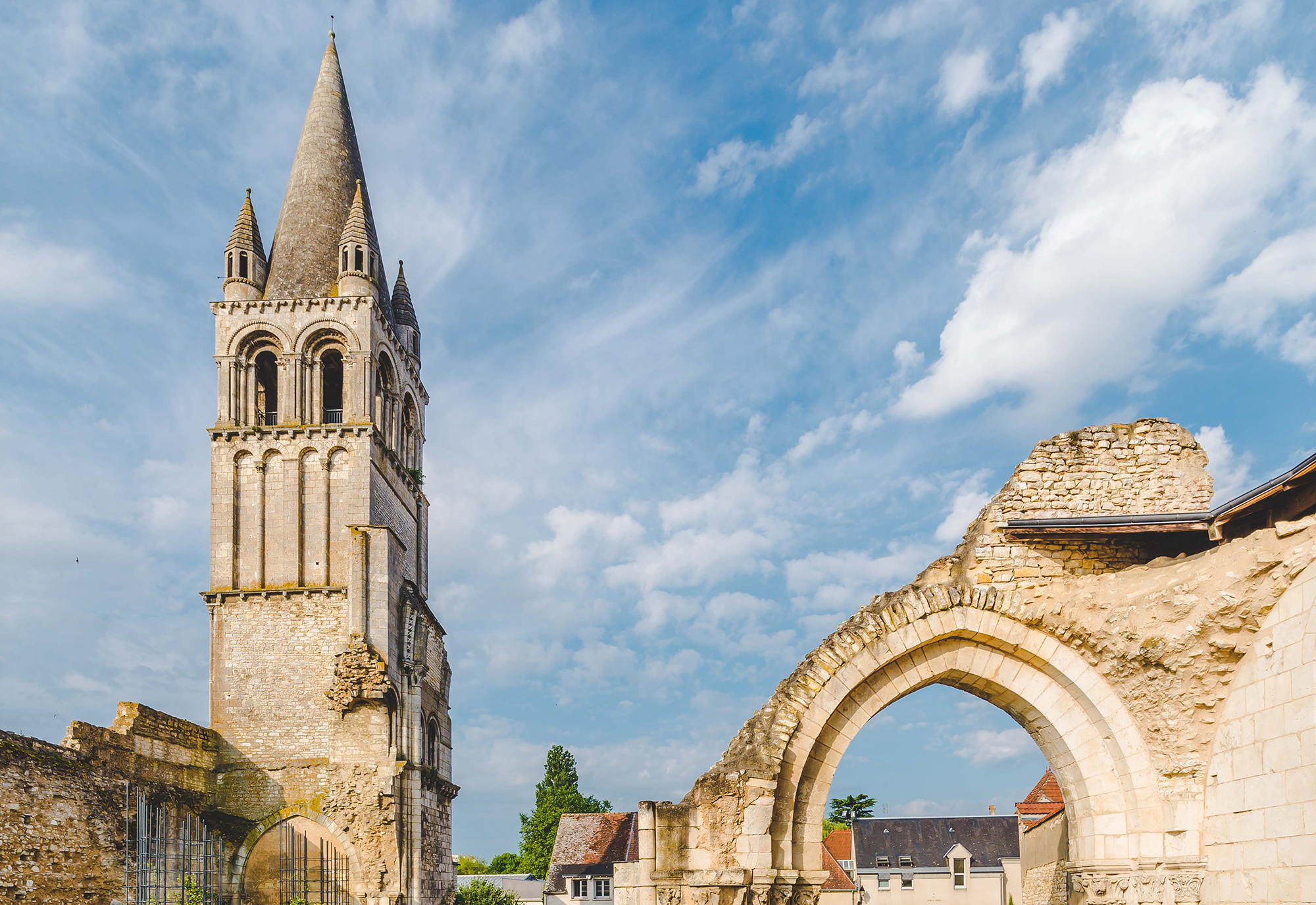 clocher et vestiges de l'abbaye - ©Lezbroz