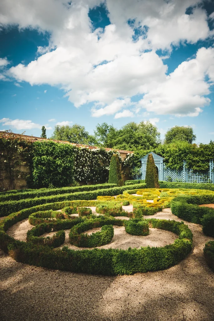 Roseraie, chartreuses, jardins du Château d'Ainay-le-Vieil 