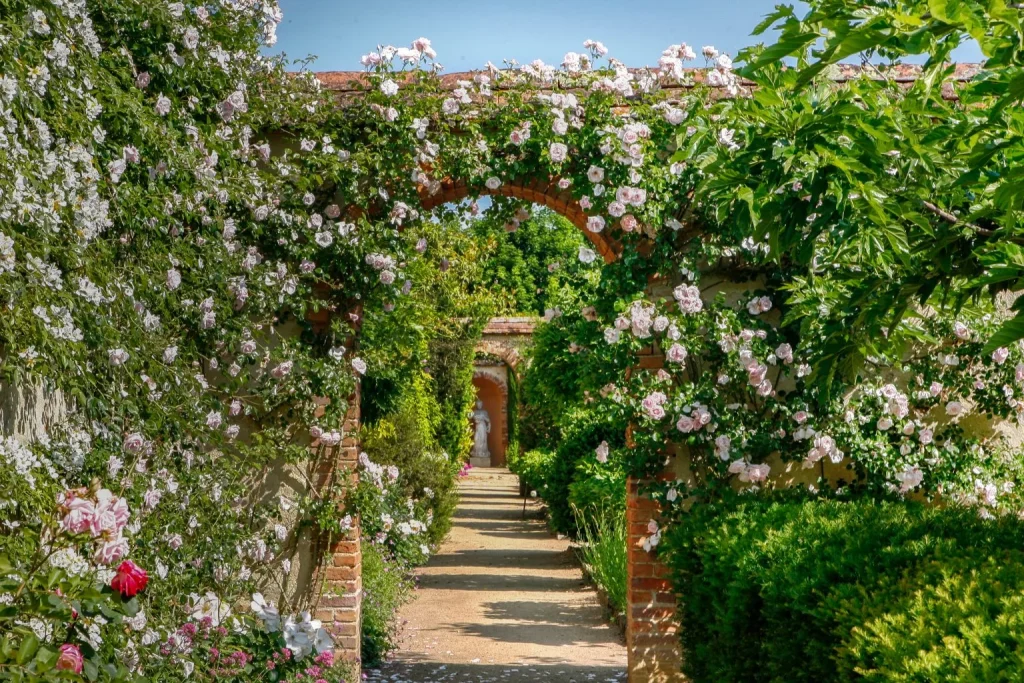 Entrée des chartreuses du Château d’Ainay-le-Vieil 