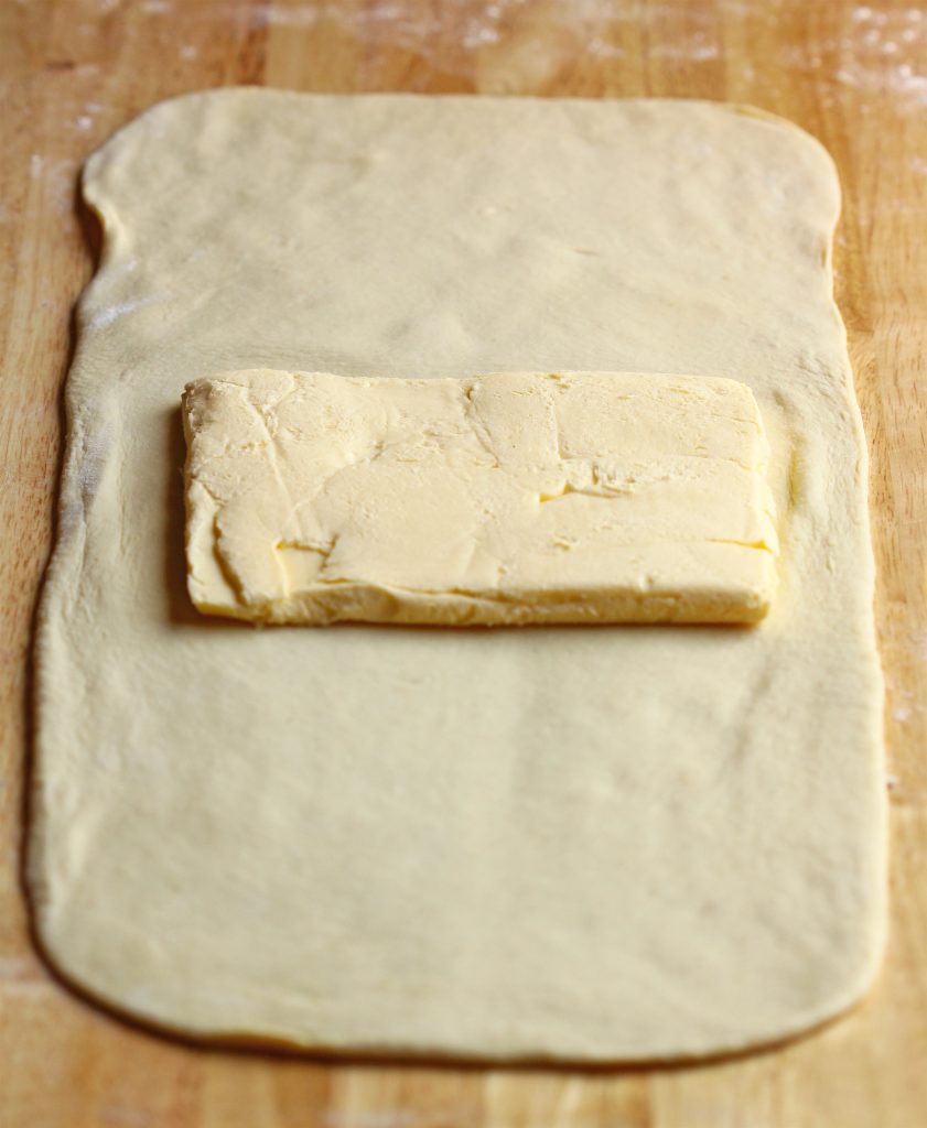 Préparation pâte feuilleté pour la galette aux pommes de terre