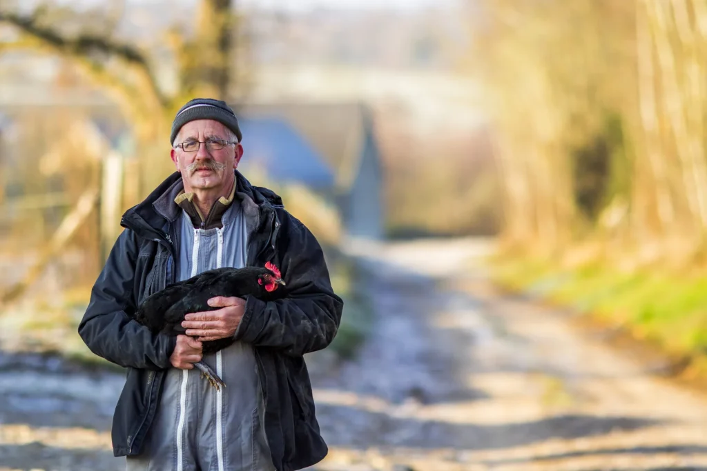 Portrait de Gilles Velluet et sa poule noire du Berry