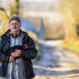 Portrait de Gilles Velluet et sa poule noire du Berry