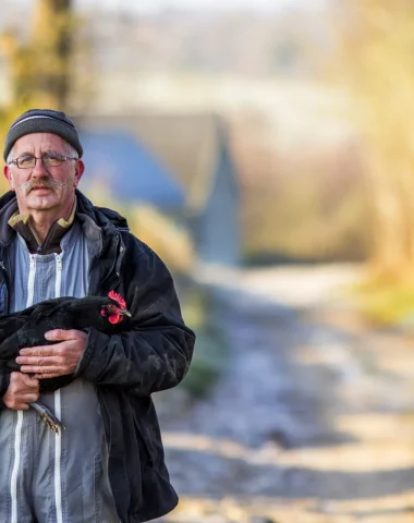 Portrait de Gilles Velluet et sa poule noire du Berry