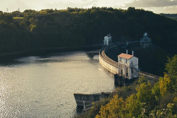 barrage et lac d'éguzon fin de journée